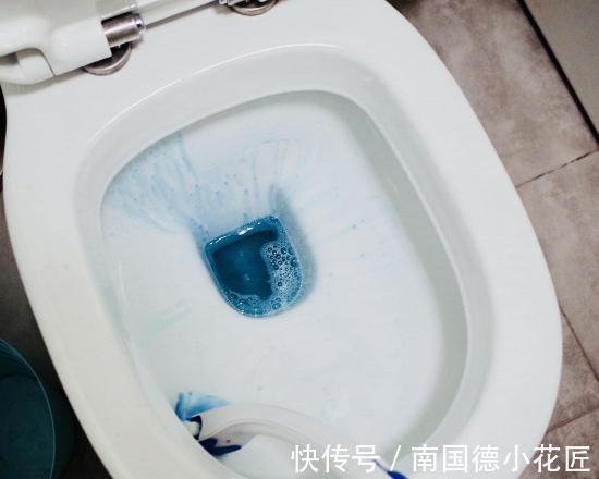 闺蜜从不刷马桶，却不见黄渍和异味，偷学后发现用3招就能搞定！