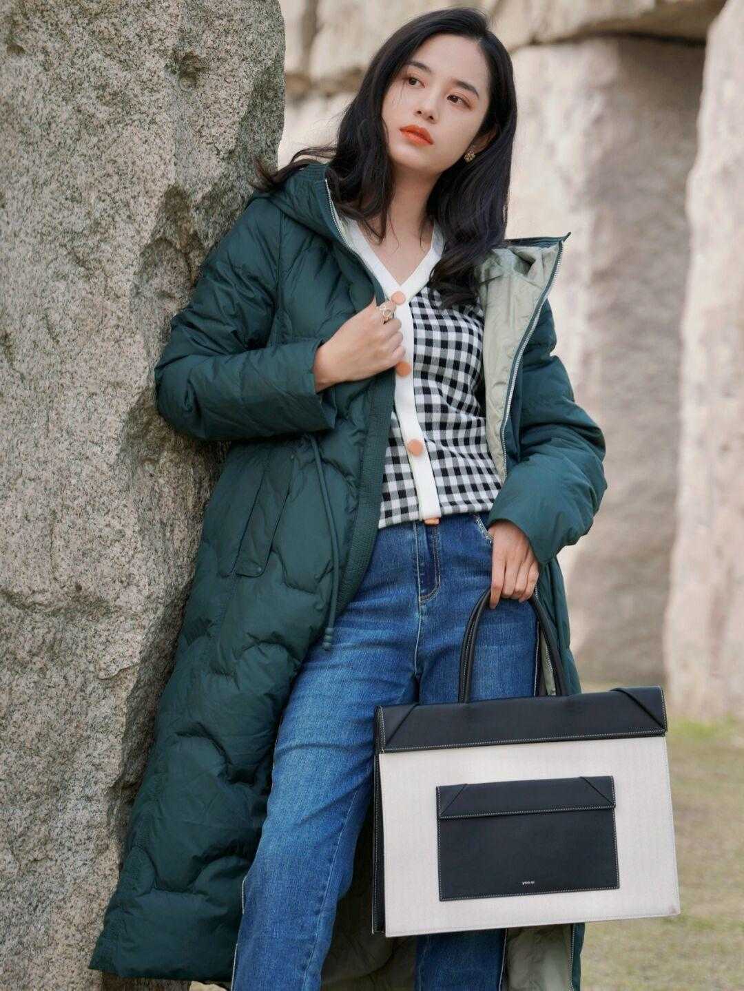 米黄色|长款羽绒服搭什么最好看?码住这三件,每天上街美的都不重样