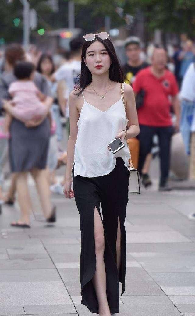 紧身裤 打底裤彰显时尚美女大气优雅，很经典的款式，非常修身
