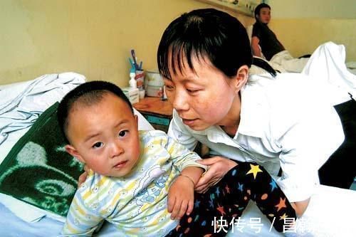 小病|六月大宝宝总爱摸自己头,宝妈发现异常送医院,医生夸赞很及时!