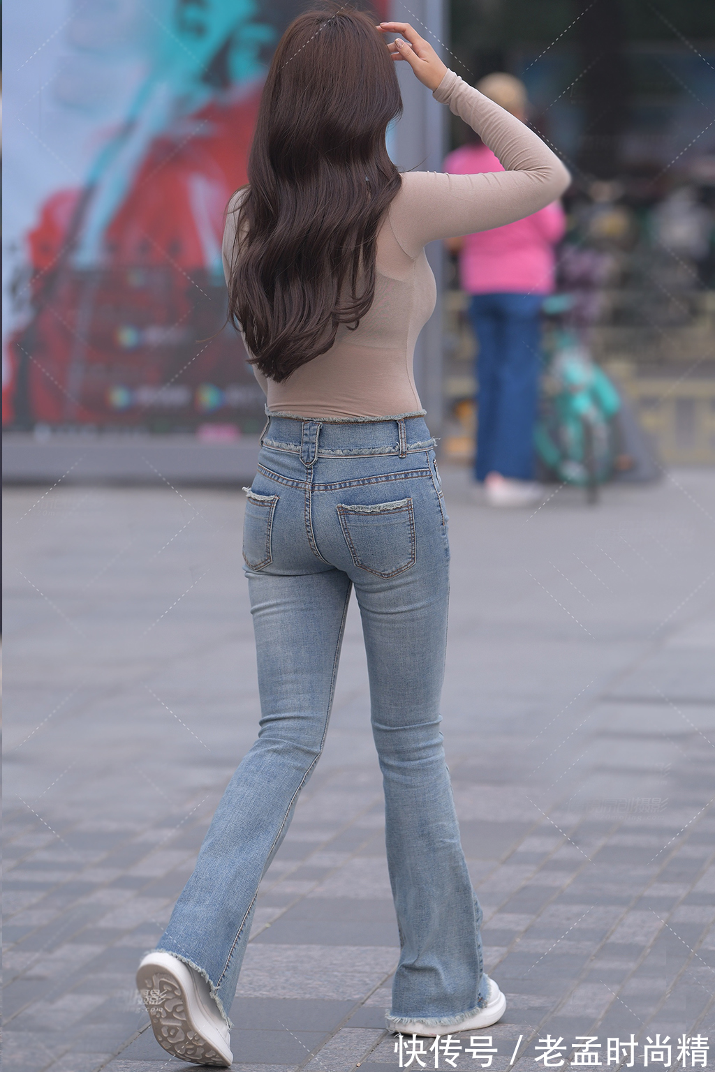 洋气|打底衫是女生初秋必搭的款，配牛仔喇叭裤，简约修身又美丽洋气