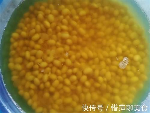 叶片|养君子兰,在盆里下“猛料”,叶绿根肥,年年开花收不住