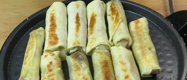 饺子皮别包饺子了,试试这种特色做法,一卷一烙,出锅被抢光