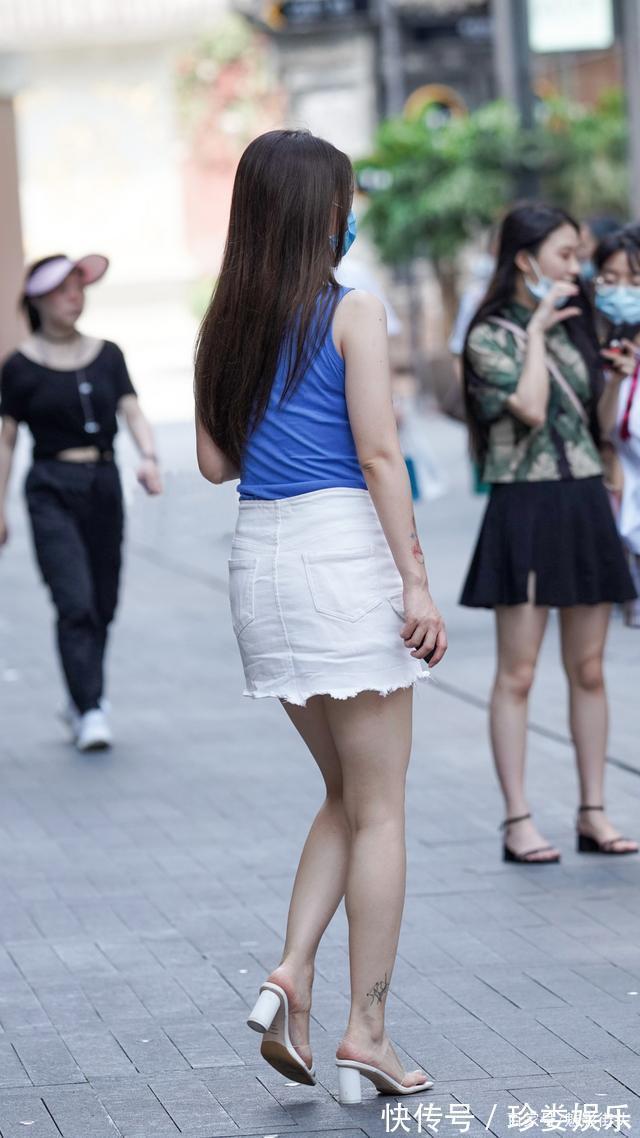 半身裙|蓝色背心加白色牛仔裙，搭配高跟凉拖鞋，清爽大方显身材有气质
