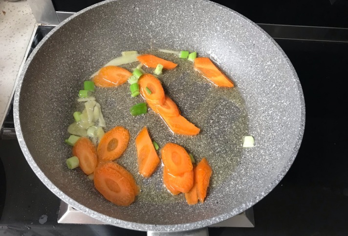 炒莲藕下锅就变黑,老厨师教你1招,加点它,莲藕白净还入味