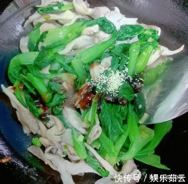 青菜炒蘑菇的家常做法，咸香下饭，比红烧肉还好吃