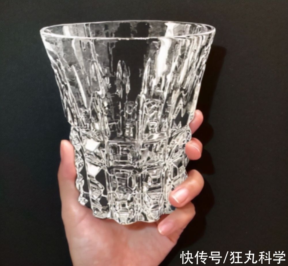 纸雕$日本妹子把白纸刻成玻璃杯，连水珠都能看见，裸眼3D还能这么玩？