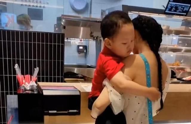 安全意识|宝妈穿露肩装外出买饮料,宝宝不满不停上拉,真是“操碎了心”