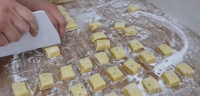 我家面粉就爱这样做,加4个鸡蛋,做法比麻花简单,比油条都好吃