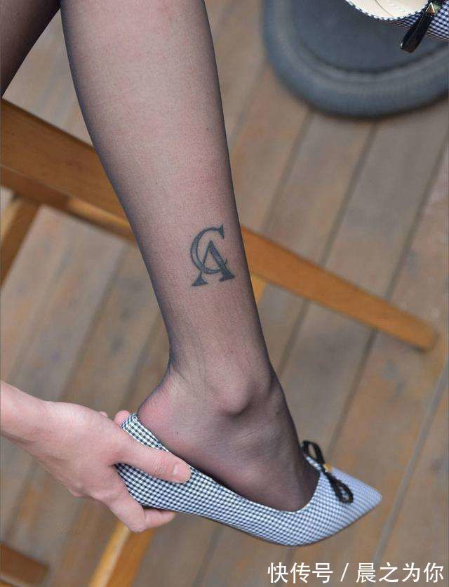 高跟鞋 简约经典的尖头细跟高跟鞋配上丝袜,体现出迷人的风采