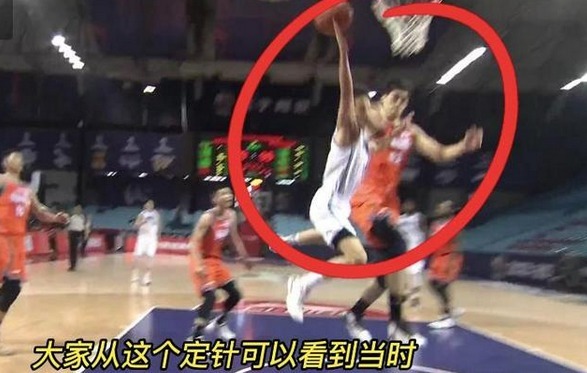 选手|CBA“战火”持续上演,撕扯对手衣服用脚踹人,暴怒裁判都拉不住