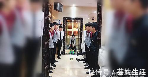 弟弟|二胎生了个弟弟,9个20岁的哥哥就把他宠成这样子,看后不谁笑