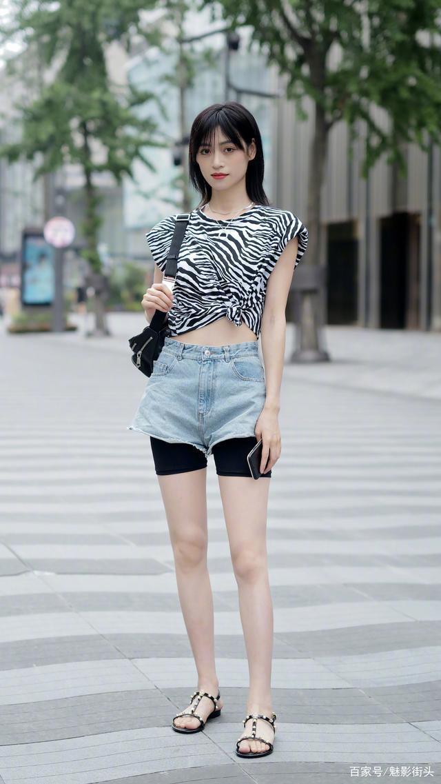 穿短裤的季节,美女选择时尚的五分短裤,穿出清凉感和档次感