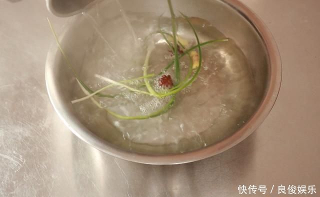 盐水鸭非常简单,重要用90度水焯,白米醋除腥,香辛料仅用八角、麻椒