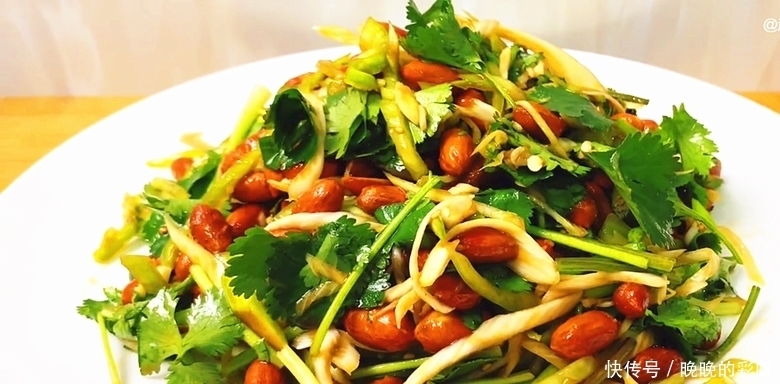 老虎菜怎么做才好吃,原来是有技巧的,看饭店大厨是怎么做的