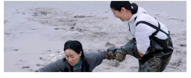 向往的生活|《向往的生活5》何炅等人抓泥鰍，張藝興害怕，想出妙招應對