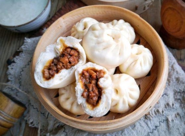 在家蒸包子，可以试试酱肉包，酱香味浓，比鲜肉包都好吃，快来学