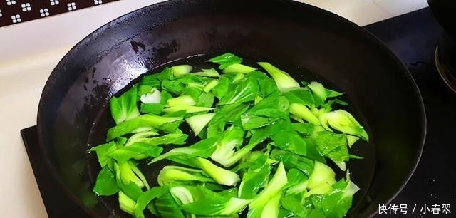 香菇炒油菜不入味?香菇是否要焯水?一个小技巧决定成败
