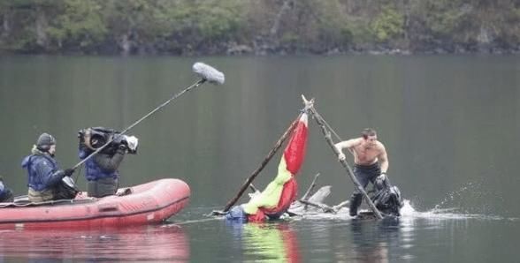 那个被叫做“贝爷”的男人,曾经拍节目吃青蛙吃出事,结果怎样了?