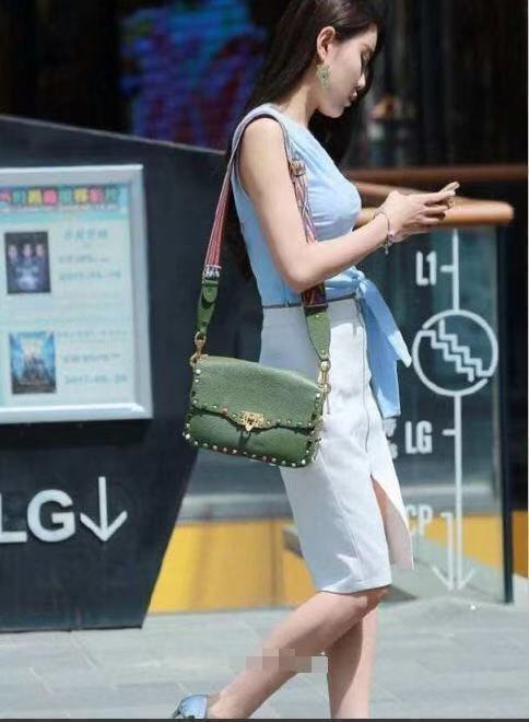 清新|街拍：俊美气质型的美女，走心搭配清新美丽经典又不失时尚！