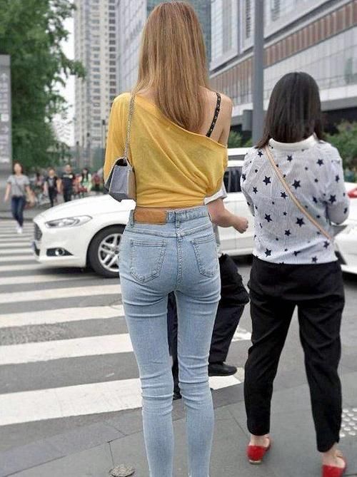时尚穿搭|时尚穿搭紧身牛仔裤，穿得春意盎然， 非常吸睛