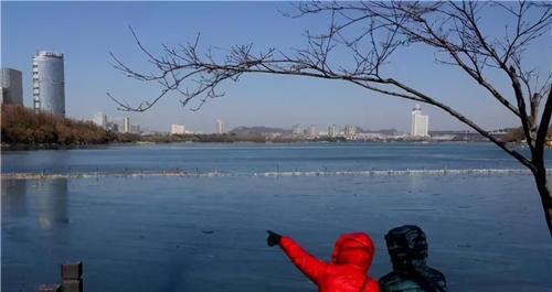 南京玄武湖，大面积结冰！这么多年都少见