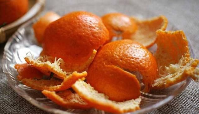 橘皮、柚子皮别扔,泡水里成大补肥,养花太有用了