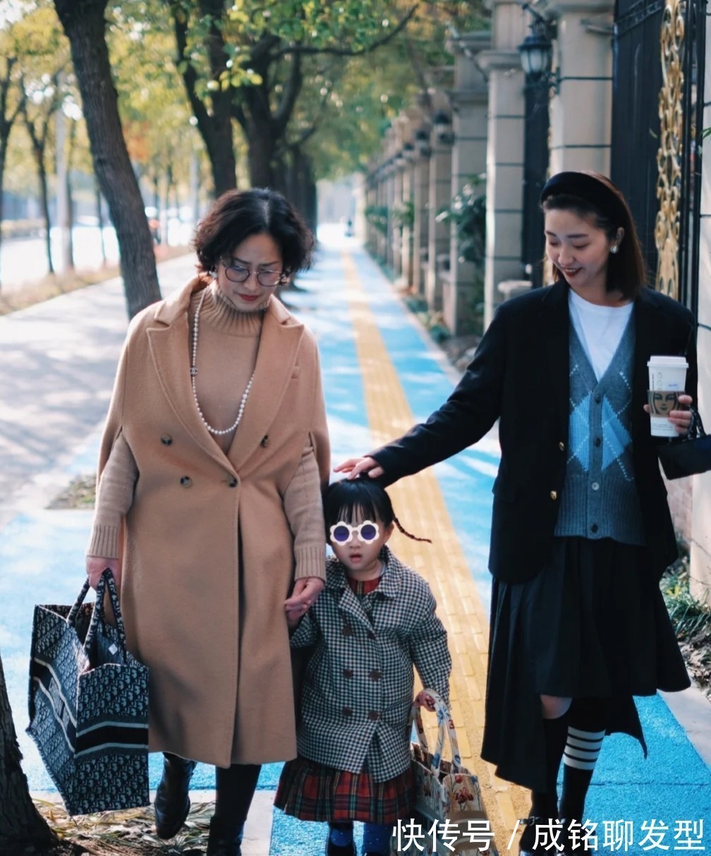 脚踝 今冬流行一种大衣,叫“过胯不过脚踝”,五六十岁的女人穿更好看