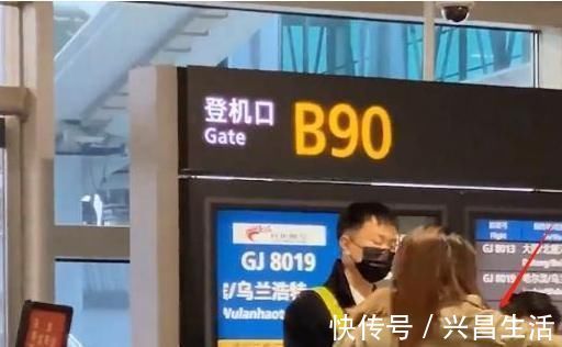 妈宝|宝妈还是妈宝哺乳期女子迟到登机遭拒大闹机场你把我奶气没了