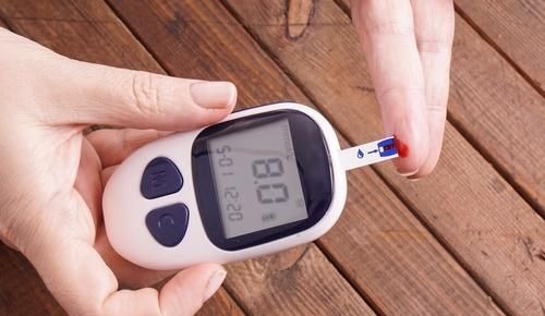 血糖|48岁大叔,3个月空腹血糖从9.8降到4.1,医生:2个好习惯值得借鉴