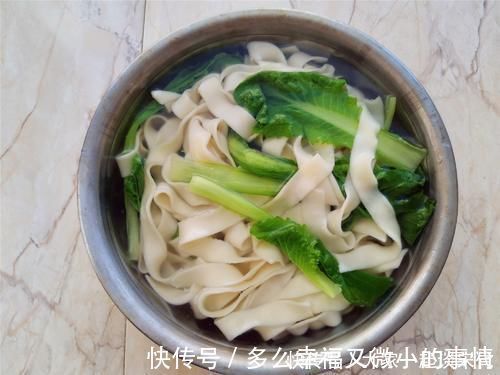 把面条煮一煮,浇点热油,做法真简单,味道喷喷香,越吃越想吃