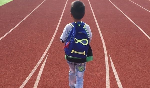 范围|为什么孩子总是比同龄人矮?不一定是发育晚,对比身高标准表看看