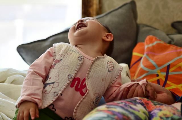 小赵|佛系奶奶带娃走红,面对熊孩子拆家视而不见,躺在阳台淡定自如