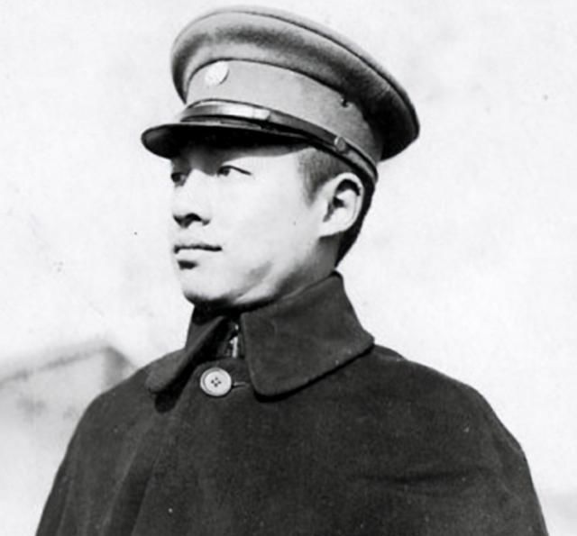 衔成|他14岁参军36岁当中将，42岁晋衔成上将，孙女当歌星火遍海外