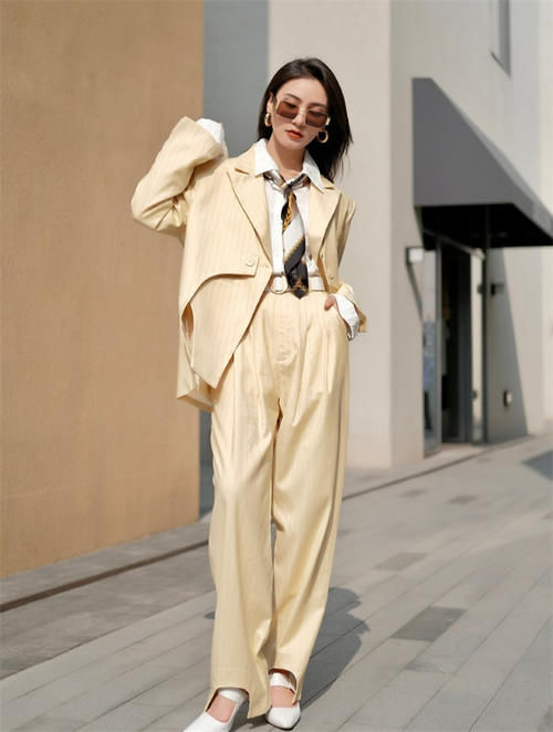 衣服|今秋流行这2件衣服:一件解决显瘦减龄问题,一件解决气质问题!