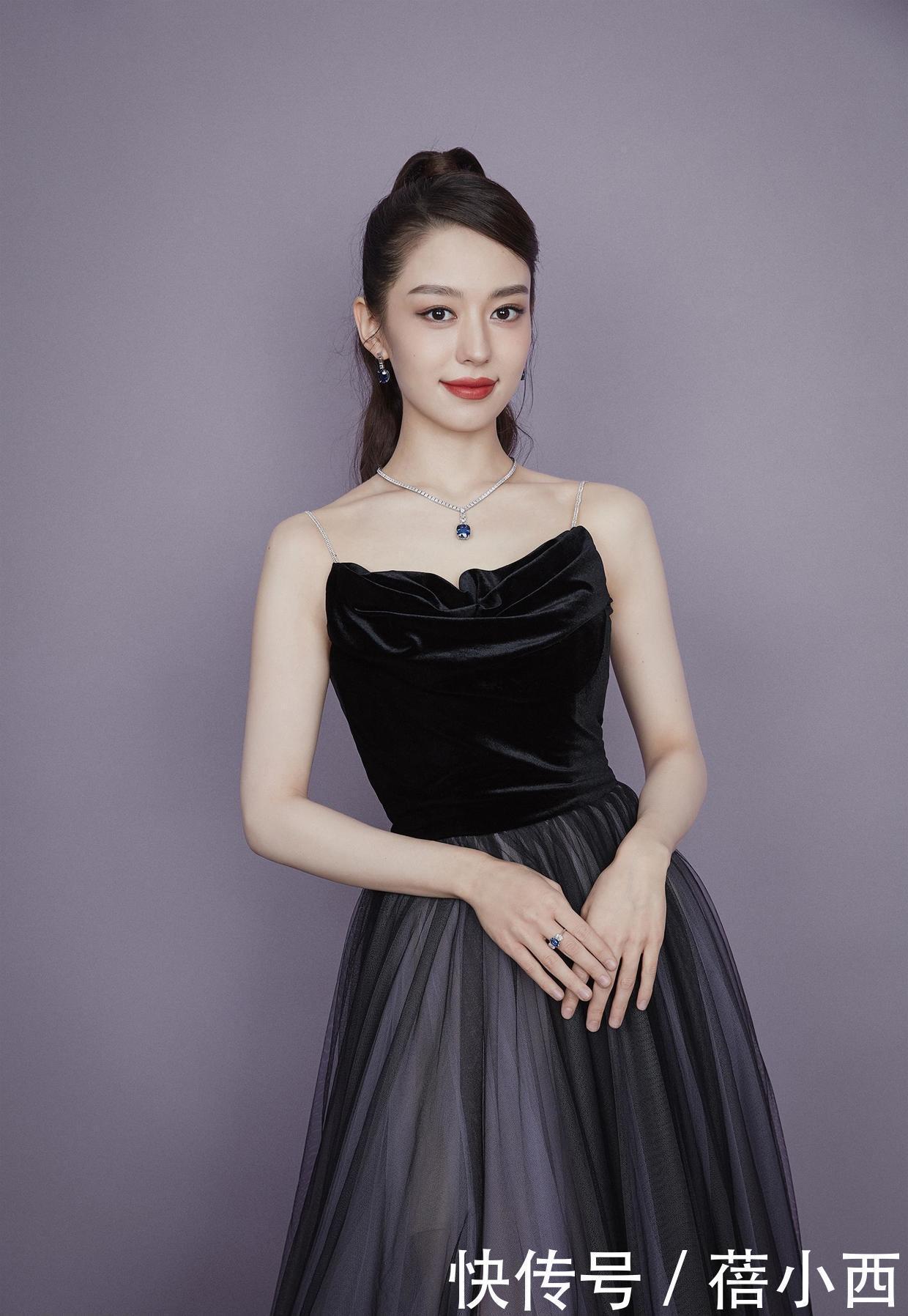 凹凸感|吉娜又穿出了我们想要的“凹凸感”,裸色上衣配牛仔裤,气质高级