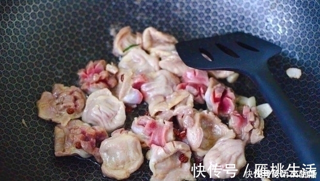 部位|鸡身上最脏的部位,里面含大量重金属,白给都不要,炒菜要扔掉