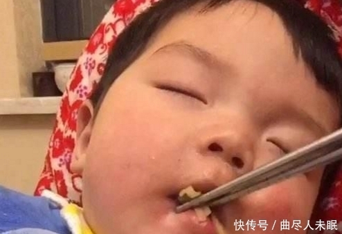 人生|宝宝吃饭吃到总让妈妈怀疑人生,吃成这样,也是醉了