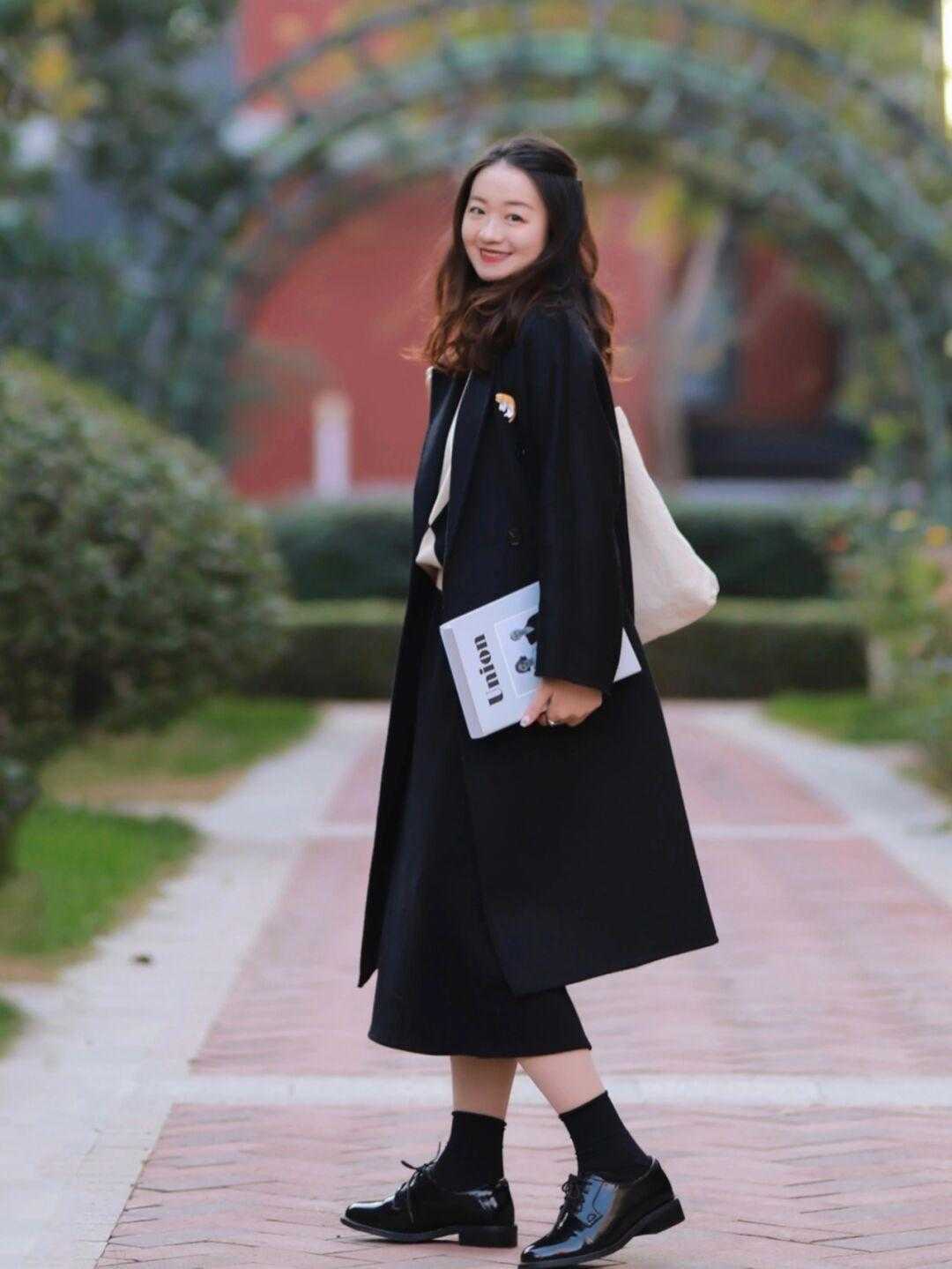 大衣 中年女性别乱穿衣,用大衣搭配这几件下装,精致显瘦又减龄