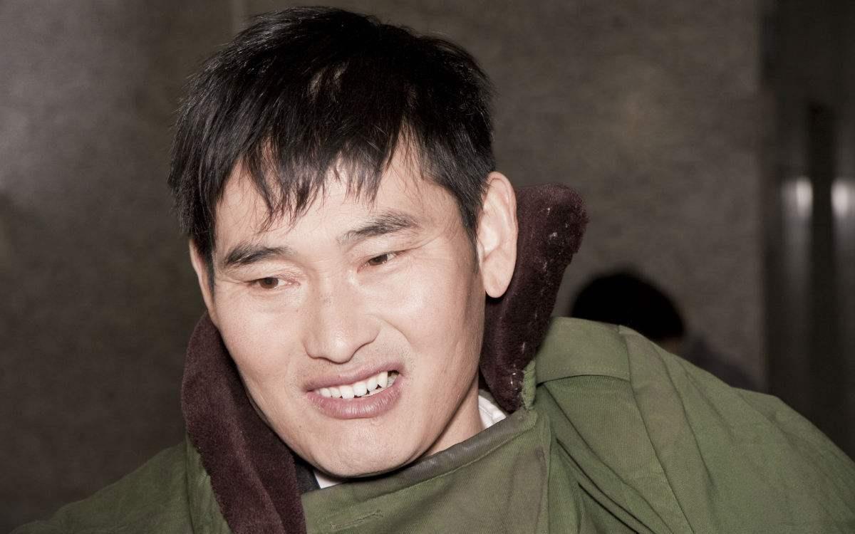 大衣哥被人砸门谩骂却不搬家,知道老油条套路多深,原因让人气愤