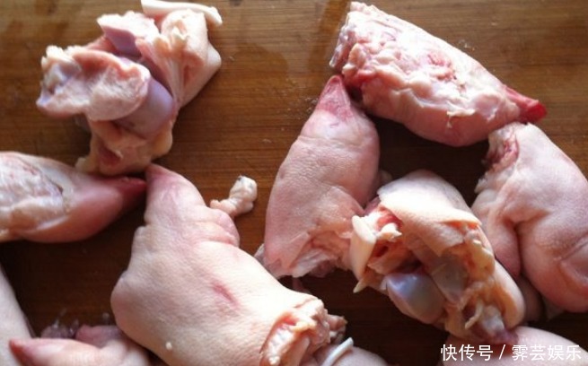 焖猪蹄时,直接下锅煮是大错特错,多加1步,猪蹄软糯入味无腥味