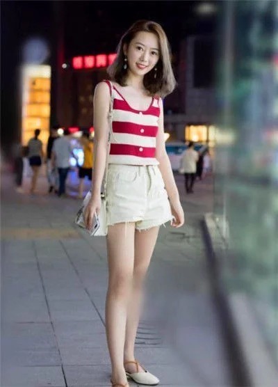 街拍:时尚闺蜜逛街,穿搭时尚性感,走在街头靓丽养眼