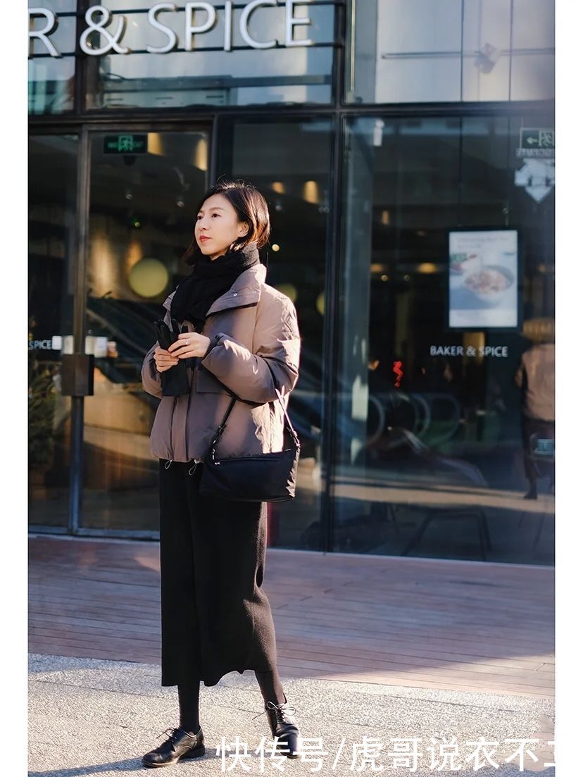 人手几件的黑白灰羽绒服，时髦精都在这么搭，简单易学还时尚显瘦