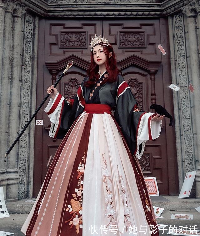 口红$十里穿汉服扮“红桃皇后”,网友让你模仿,没让你超越!
