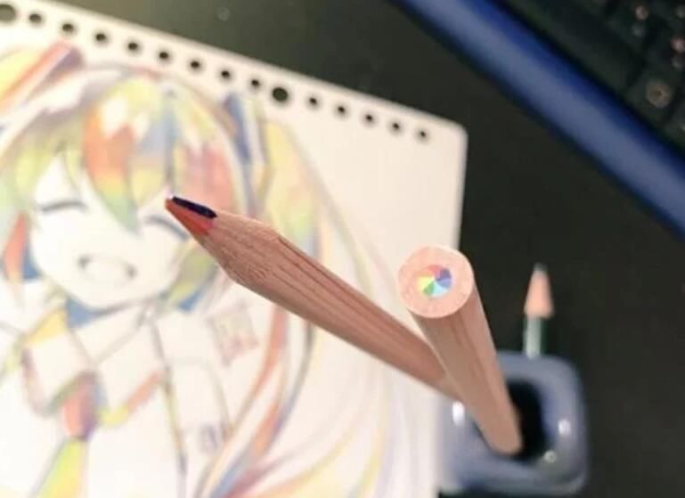 画笔|这是什么“神仙画笔”？居然能画出彩色渐变的初音未来！