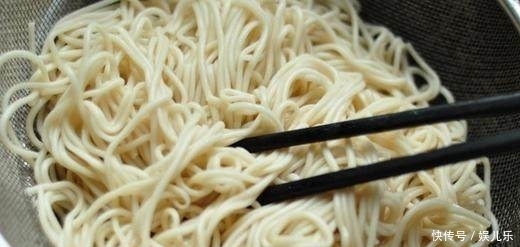 估计|晚餐面条最好吃做法,估计一半人不知道,赶紧学做