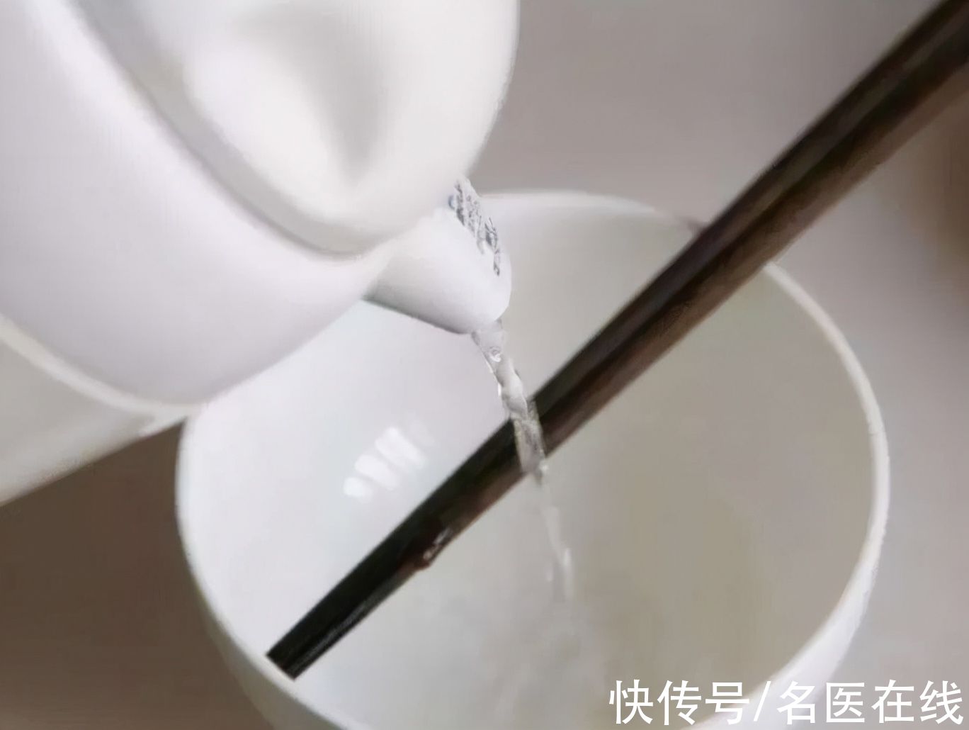 水烫|开水烫碗筷消毒又杀菌？用了多年的消毒方式真的有用吗？