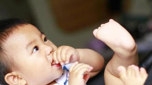孩子为什么喜欢咬手指？儿科医生表示：“长牙期”是祸首