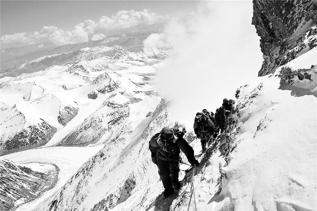 珠穆朗玛峰|地球上最早征服珠峰的2个人，攀登中私下起誓，时隔46年才明白！