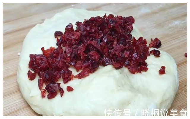 面包在家就能做，一碗面粉搭配两个鸡蛋，不用烤箱，出锅就能吃！